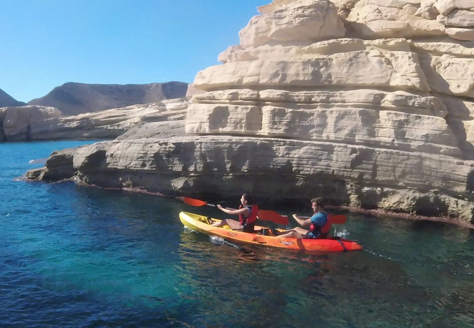 Kayak en Los Escullos, Cabo de Gata – Castillo de San Felipe y calas volcánicas con aguas turquesa