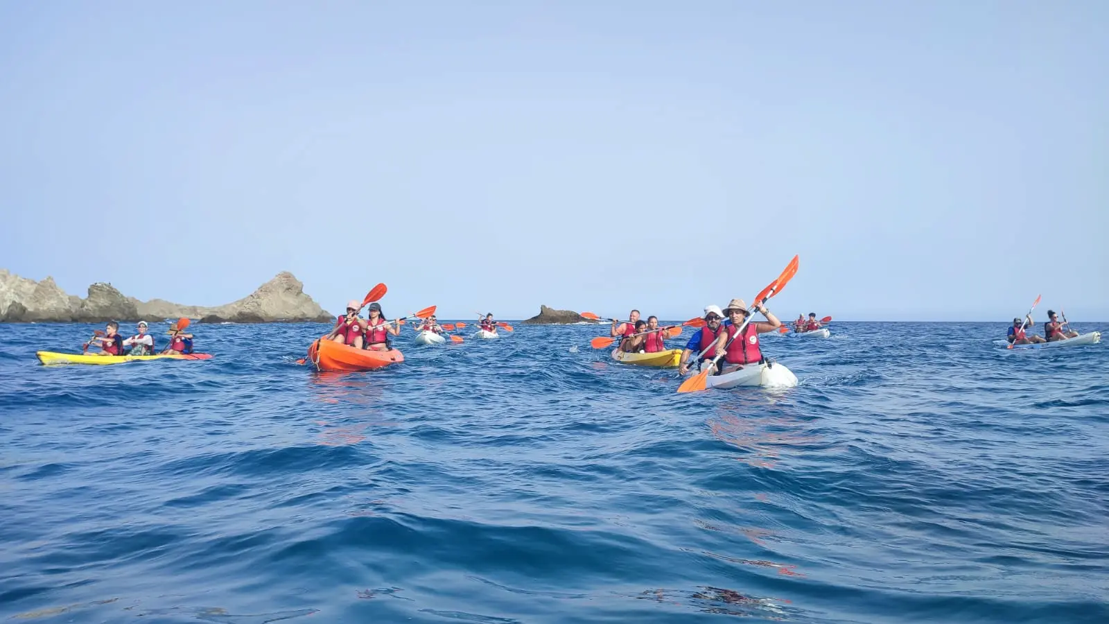 Kayak en primavera en Cabo de Gata con cielo despejado, agua turquesa y sin turistas